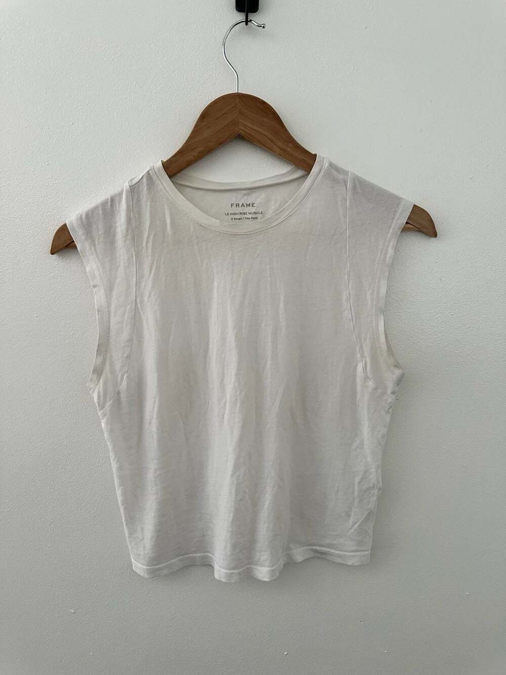 100% cotton FRAME Le High Rise Muscle Tee in Blanc Size XS